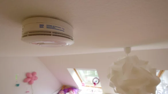 In Kinder- und in Schlafzimmern sowie in Fluren (Fluchtwege) sind Rauchmelder vorgeschrieben. 
- &copy; Jost Wolf