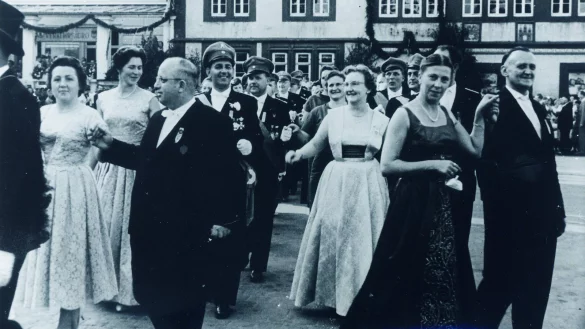 F&uuml;r die Blomberger unverzichtbar: Die Polonaise auf dem Blomberger Marktplatz geh&ouml;rt zum Sch&uuml;tzenfest ganz einfach dazu. Dieses Foto entstand 1959 und zeigt (links vorne) B&uuml;rgermeister Heinrich Fritzemeier und (rechts) Stadtdirektor Walter Eggert mit Gattinnen. - &copy; Privat