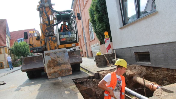 Bartosz Pukacz und seine Kollegen erneuern im Auftrag der Stadtwerke einen Hausanschluss. - &copy; Carolin Brokmann-F&ouml;rster