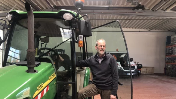 Bauhofleiter Georg Kramer in der neuen Werkstatthalle. Ende 2019 ist der Bauhof hier eingezogen. &bdquo;Wir haben uns gut eingelebt, Kleinigkeiten m&uuml;ssen noch verbessert werden", sagt Kramer.&nbsp; - &copy; Martin Hostert