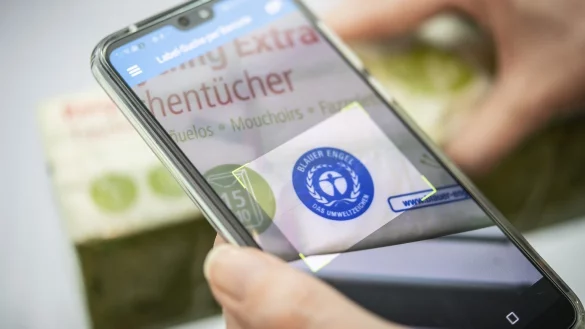 Label-Online App zeigt Blauen Engel - &copy; Foto: Robert G&uuml;nther/dpa-tmn