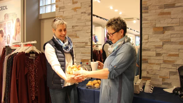 Geb&auml;ck und Kaffee zur St&auml;rkung: Martina M&ouml;nnekes verw&ouml;hnt Kundin Amalia Schmidt in der Filiale von "Cecil". Dort gab es auch Geschenke und Gutscheine von 50 Euro zu gewinnen. - &copy; Kantelberg