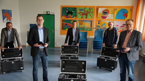 Freuen sich &uuml;ber die digitalen Endger&auml;te f&uuml;r den Unterrichtseinsatz im Gymnasium: B&uuml;rgermeister Matthias Kalkreuter (2. von links) und Schulleiter des Gymnasiums Lage, Michael Kr&uuml;germeyer-Kalthoff (ganz rechts), zusammen mit Fachbereichsleiter Schule, Sport, Kultur, Jugend und Soziales, Klaus Landrock (links), Fachteamleiter Organisation, IT, Peter Bergmann (3. von rechts) und Ruwim Schulz (2. von rechts) vom Fachteam IT der Stadt Lage - &copy; Stadt Lage
