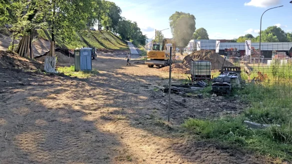 Der Vattipark an der B&thinsp;1 wird derzeit komplett umgestaltet. Wo einst das &bdquo;Hotel Am Niederntor"-Schild stand, steht jetzt ein Dixi-Klo. - &copy; Silke Buhrmester