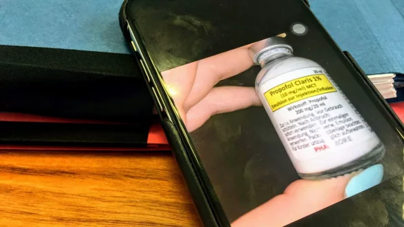 Das Fl&auml;schchen mit Narkosemittel, das der Assistenzarzt benutzt haben soll, um seine Opfer zu sedieren. - &copy; Jens Reichenbach