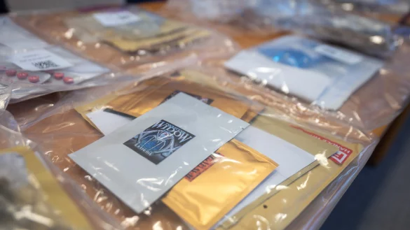 Medikamente und Drogen werden immer häufiger per Brief verschickt. Manchmal landen sie allerdings bei der falschen Adresse. - © picture alliance/dpa