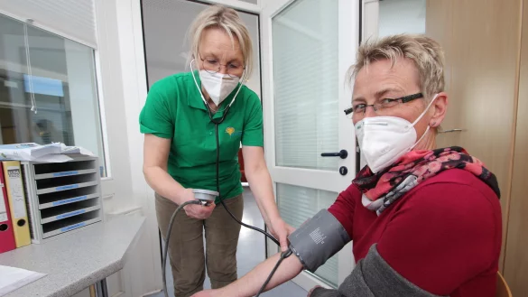 Blutdruckmessen geh&ouml;rt zur Arbeit in der Pflege, wie Karin Wenke (links) und Jutta Wenzel zeigen. - &copy; Jens Rademacher