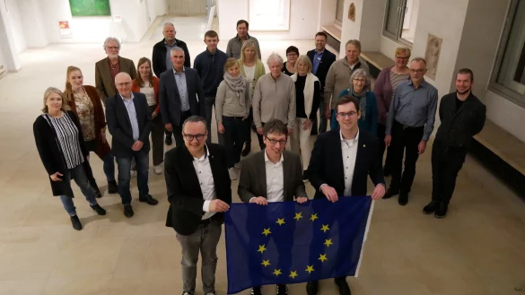 Die Lokale Aktionsgruppe konnte 2024 wieder zahlreiche vielfältige Kleinprojekte auf den Weg bringen. Im Bild vorne die Bürgermeister Markus Baier (Lemgo, von links), Martin Hoffmann (Leopoldshöhe) und Matthias Kalkreuter (Lage). - © Stadt Lemgo