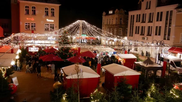 Die Sicherheit für den Lagenser Weihnachtsmarkt ist zum Zankapfel zwischen Bürgermeister Matthias Kalkreuter (SPD) und zwei CDU-Ratsmitgliedern geworden, wobei der eine im September gegen Kalkreuter im Kampf um den Chefsessel im Rathaus antritt. - © Archivfoto: Thomas Krügler