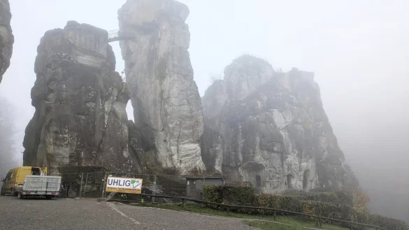 Der Vorplatz der Externsteine mit Drehkreuz und Kassenhäuschen wird aktuell neu und barrierefrei gestaltet. Ende März 2025 sollen die Bauarbeiten abgeschlossen sein. - © LVL