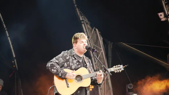 Isaak Guderian singt w&auml;hrend des Eurovison Song Contests in Malm&ouml; im Eurovision Village. Seine Tour durch Deutschland Ende des Jahres hat er verschoben. - &copy; Jemima Wittig