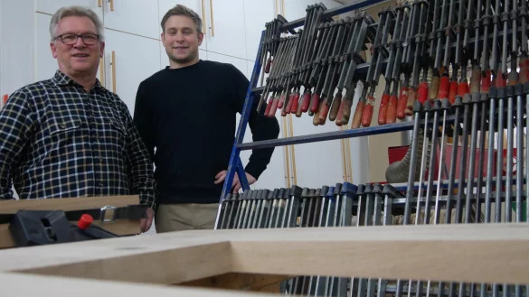 Johannes Steinbach (r.) hat in diesem Sommer die Tischlerei "Das sch&ouml;ne M&ouml;bel" in Lage im Kreis Lippe von Thomas W&uuml;lker &uuml;bernommen. - &copy; Jemima Wittig