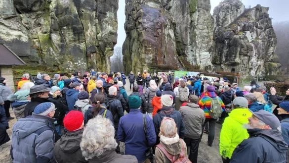 200 Menschen beteiligen sich laut Veranstaltern an der Protestkundgebung. - © Aktionskreis Leopoldstal