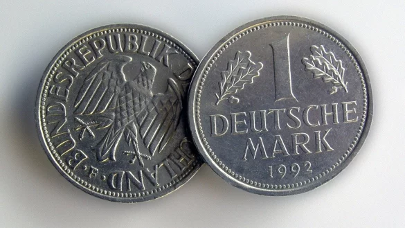 Fast 400.000 Deutsche Mark lagen versteckt im Nachtschrank. - &copy; Pixabay