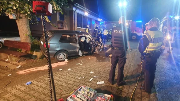 Ein Autofahrer ist am fr&uuml;hen Samstagmorgen von der Fahrbahn abgekommen und mit seinem Auto im Feuerwehrger&auml;tehaus Sonneborn eingeschlagen. - &copy; Feuerwehr Barntrup