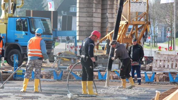 Am Langenbr&uuml;cker Tor hat ein halbes Dutzend Arbeiter die neue Br&uuml;cke betoniert. - &copy; Till Brand