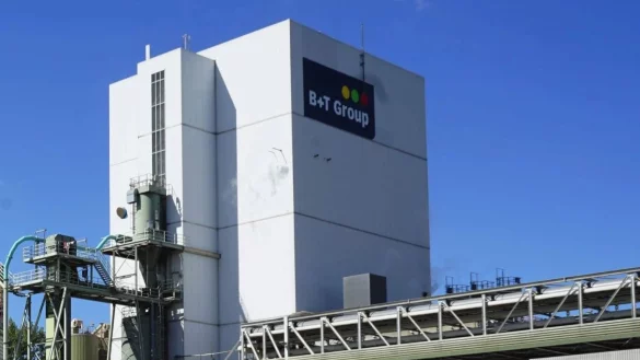 Das Biomasse-Heizkraftwerk der B+T Horn Energie GmbH bl&auml;st erzeugte W&auml;rme weitgehend ungenutzt in die Luft. Demn&auml;chst k&ouml;nnen damit Papier und Kl&auml;rschl&auml;mme f&uuml;r die Verbrennung getrocknet werden. - &copy; R&uuml;diger Krentz