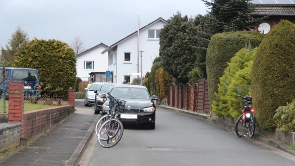 Im Wohngebiet zwischen Grasweg, Breitenheider Stra&szlig;e und &bdquo;In der B&uuml;lte" sind die Stra&szlig;en eng. Vom k&uuml;nftigen neuen Wohngebiet &bdquo;Obere B&uuml;lt" sollen Fu&szlig;g&auml;nger, nicht aber Autos, &uuml;ber die Otto-Hahn-Stra&szlig;e (Bild) in die alte Siedlung gelangen k&ouml;nnen. - &copy; Cordula Gr&ouml;ne