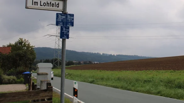 Das heranfahrende Auto ist schlecht zu erkennen. Der Sewikom-Kasten sorgt f&uuml;r eine eingeschr&auml;nkte Sicht auf die Salzufler Stra&szlig;e. - &copy; Chiara Wibbeke