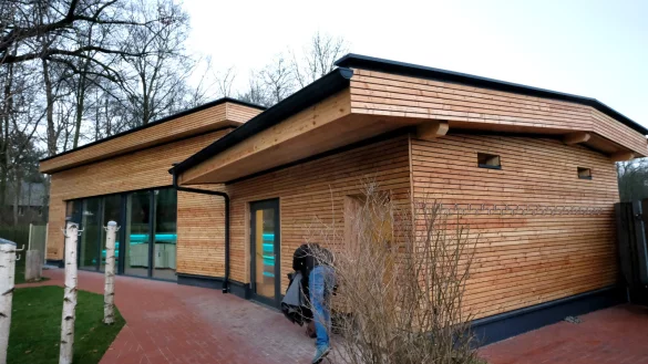 Eingebettet ins Gr&uuml;ne: Die "Koivu"-Sauna, finnisch f&uuml;r Birke, liegt inmitten der Dalke-Aue in G&uuml;tersloh. - &copy; Andreas Fr&uuml;cht