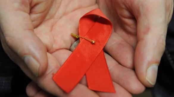 Rote Aids-Schleife: Frank W. und sein Lebenspartner wissen seit 15 Jahren, dass sie HIV-positiv sind. - &copy; Symbolbild: Pixabay