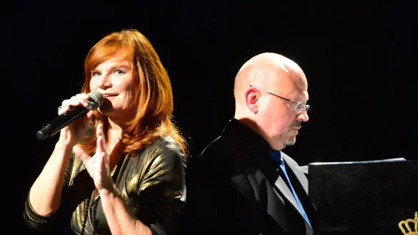 Ein Abend mit klangvollem Tiefgang: Pe Werner und Frank Chastenier gelingt es, ihr Publikum im Detmolder Sommertheater ganz sanft in &bdquo;Stille Wasser" mitzunehmen. - &copy; Andr&eacute; Gallisch