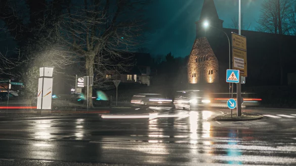 Besonders im Berufsverkehr am fr&uuml;hen Morgen oder in den Abendstunden ist es an der Kreuzung Externsteinestra&szlig;e/Mittelstra&szlig;e in Horn-Bad Meinberg ziemlich voll. Die Autofahrer w&uuml;nschen sich einen Kreisel oder eine Ampel an dieser Stelle. - &copy; Torben Gocke