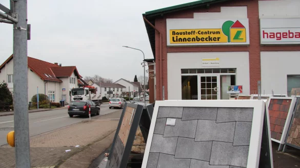 Gro&szlig;e Pl&auml;ne: Anstelle des Baustoffh&auml;ndlers Linnenbecker und des Hagebaumarkts soll in Brake ein Lebensmittelmarkt entstehen &ndash; doppelt so gro&szlig; wie der gegen&uuml;berliegende Edeka. - &copy; Till Brand