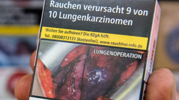 Schockfotos auf Zigarettenschachteln - &copy; Foto: Daniel Bockwoldt/dpa