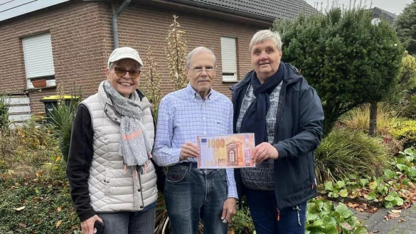 Jutta Riel (links) und Carola Werning haben im Namen der AWO-H&ouml;rste eine Spende in H&ouml;he von 1000 Euro an Gunnar L&uuml;ttmann &uuml;bergeben. Das Geld kommt aufs Sparbuch, denn die Lebensmittelausgabe Lage braucht dringend ein neues K&uuml;hlfahrzeug. - &copy; Fotorechte: AWO H&ouml;rste