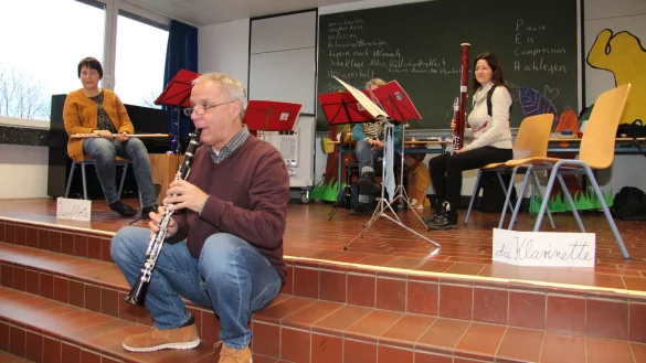 Die Musikerinnen und der Musiker erkl&auml;ren den Kindern anschaulich, wie die Instrumente T&ouml;ne erzeugen. - &copy; Cordula Gr&ouml;ne