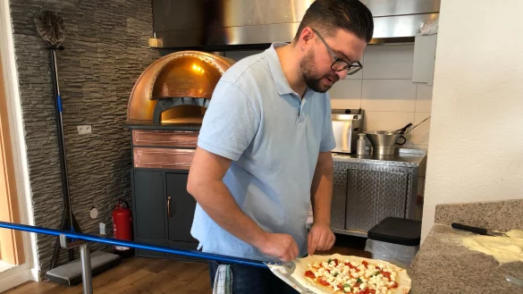 Der Chef und seine Pizza im &bdquo;Loro di Napoli". - &copy; Till Brand