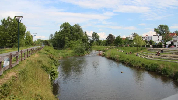 Das Langenbr&uuml;cker Tor in Lemgo soll mit einem zus&auml;tzlichen Balkon an der Bega (linke Flussseite) weiter aufgewertet werden und zusammen mit den Terrassen (rechts) den Stadteingang noch attraktiver gestalten. - &copy; Nadine Uphoff