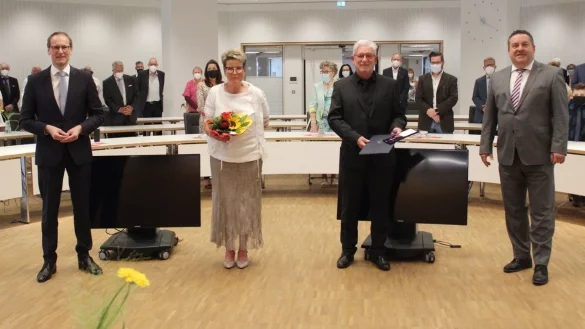 Feierliche Verleihung des Verdienstkreuzes am Band an J&uuml;rgen Rabe (2. von rechts) mit Bernd Poggem&ouml;ller (B&uuml;rgermeister Stadt L&ouml;hne), Roswitha Rabe (Ehefrau des Ordenstr&auml;gers) sowie Landrat Dr. Axel Lehmann (von links). - &copy; Kreis Lippe