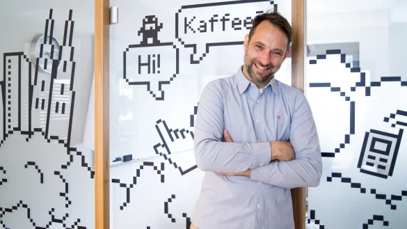 Spa&szlig; und Wohlbefinden bei der Arbeit sind Carsten Roth ganz wichtig. Mit dem Chef-Gehabe traditioneller Art hat er gebrochen. Was das mit ihm und seiner Firma gemacht hat, erz&auml;hlt er bei den Zukunftsperspektiven im Hangar. - &copy; Roth und Freunde