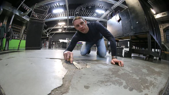 Ewiges Streitobjekt: Prokurist Daniel Elsner zeigt im gro&szlig;en Saal, wie schlecht der Boden tats&auml;chlich ist. Einen Investitionsstau gibt&rsquo;s auch bei der Technik. - &copy; Wolfgang Rudolf