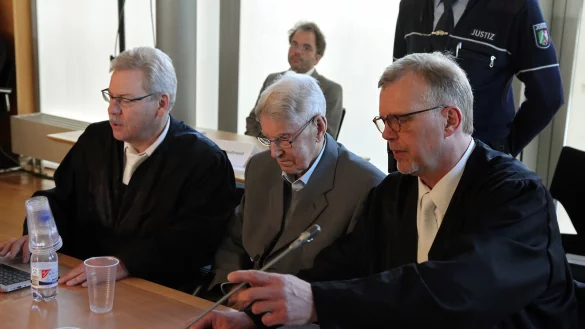 Der Angeklagte Reinhold Hanning (M) sitzt am 28.04.2016 in dem Verhandlungssaal in Detmold (Nordrhein-Westfalen) zwischen seinen Anw&auml;lten Andreas Scharmer (l) und Johannes Salmen auf der Anklagebank. - &copy; Bernhard Preu&szlig;