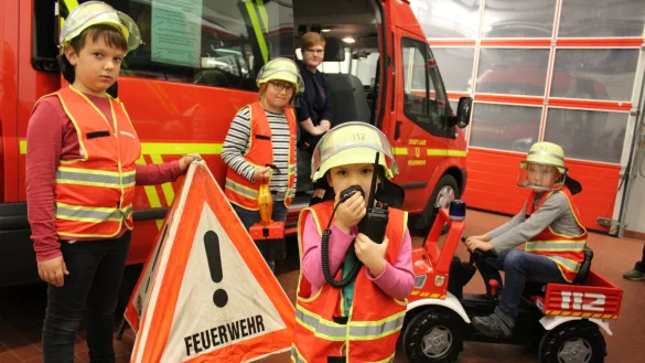 Einsatzbereit: Die Feuerdrachen Timon, Lotte, Skadi und Milan (von links) mit Betreuerin Sarah St&ouml;lting (im Hintergrund) freuen sich schon auf das neue Mannschaftstransportfahrzeug. - &copy; Sandra Castrup