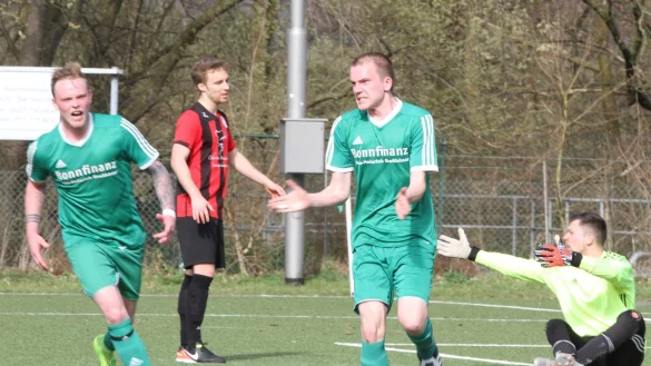 Die Erl&ouml;sung: Maximilian Kampf freut sich &uuml;ber das 3:1 mit S&ouml;ren Seifert (links), w&auml;hrend der starke VfL-Keeper Fabian Klatt hadert.&nbsp; - &copy; Sebastian Lucas
