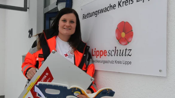Im Dienst: Anna Monz, Torfrau der HSG Blomberg-Lippe, versieht ihren Dienst als Sanitäterin in der Rettungswache Alverdissen. Zur Ausrüstung zählen auch der Erste-Hilfe-Koffer sowie eine elastische Stütze zur Stabilisierung des Wirbelsäule nach Unfällen. - © Dietmar Welle
