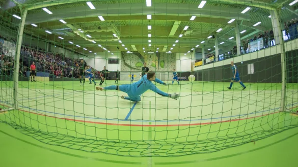 Gelungene Parade: Pivitsheides Keeper Marvin Schulz wehrt hier im Spiel gegen BSV Müssen einen Schuss ab. - © Egon Penner
