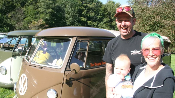 Der sechs Monate alte Tammo begleitet schon seine Eltern Beatrice M&uuml;ller und Maik R&ouml;per zu den Bulli-Treffen. Die Motorengr&auml;usche wirken beruhigend auf ihn, wie sie berichteten. - &copy; Knut Dinter