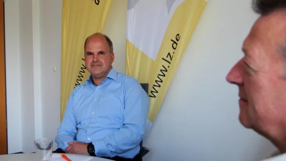 B&uuml;rgermeisterkandidat Marcus P&uuml;ster (CDU) stellt sich den Fragen von Bodo Kibgies (parteilos, rechts). - &copy; Silke Buhrmester