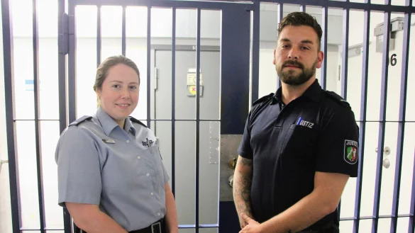 Franziska Lefarth und Nils Brinker geh&ouml;ren zu den vier angehenden Justizvollzugsbeamten, die die JVA Detmold erfolgreich ausgebildet hat. - &copy; Janet K&ouml;nig