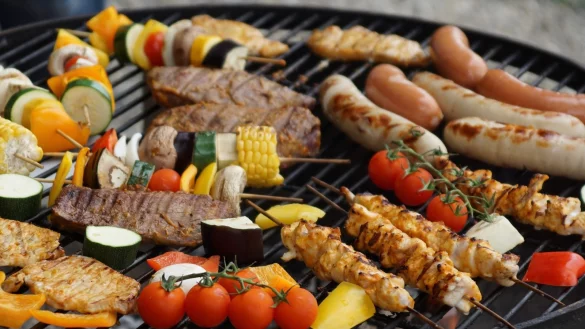 Fleisch und Gemüse auf dem Rost: Mit dem richtigen Grill können fast alle Speisen zubereitet werden. - © Symbolfoto: Pixabay