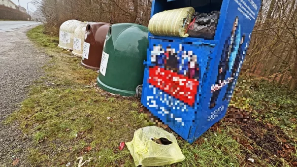 Dieser Altkleidercontainer in der Königstraße in Dörentrup-Spork steht dort zwar rechtmäßg, ist aber ziemlich voll. - © Nicole Ellerbrake