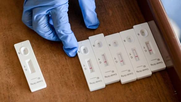 Corona-Schnelltest - &copy; Foto: Jens Kalaene/dpa-Zentralbild/Symbolbild