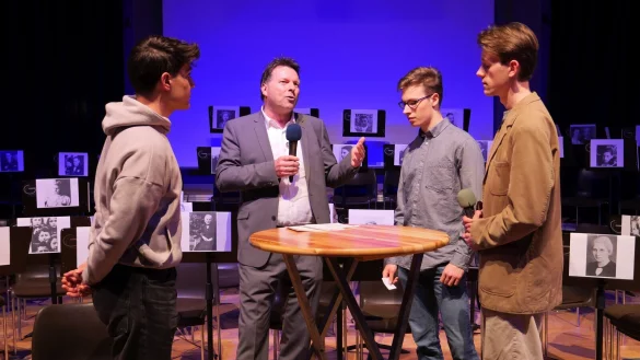 Anders als die Anderen - zentrale Gedenkveranstaltung der Stadt Detmold. Die Schüler Jean Almohammad (links), Erik Steinmeier und Henry Hollmann (3. und 4. von links) interviewen Bürgermeister Frank Hilker zum Thema Gedenken. - © Thomas Krügler