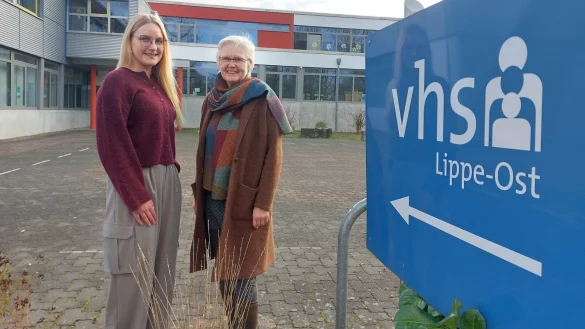 Rieke Becker (links) tritt die Nachfolge von Andrea Lemm, Leiterin der VHS Lippe-Ost, an. Im Februar wird der Staffelstab übergeben. - © Michaela Weiße