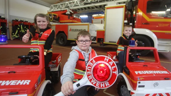 Startklar f&uuml;r ihren ersten Einsatz: Sophie, Michel und Mika waren beim Testlauf f&uuml;r die Kinderfeuerwehr Bad Salzuflen dabei. Von ihnen gibt es einen Daumenhoch. - &copy; Foto: Daniel Hobein / Feuerwehr Bad Salzuflen
